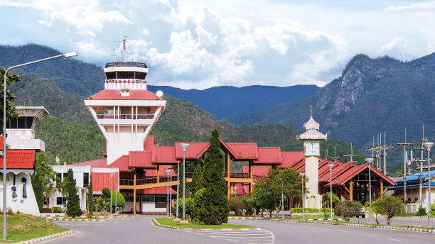 通往美洪松国内机场入口的主要道路。这是最美丽的机场/地标之一，其独特的建筑，群山环绕。图片下载