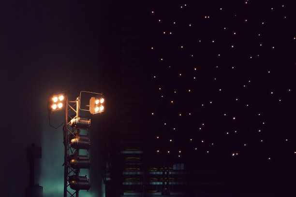 聚光灯站在舞台上表演表演图片下载