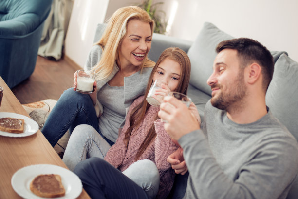 家人一起呆在家里图片下载