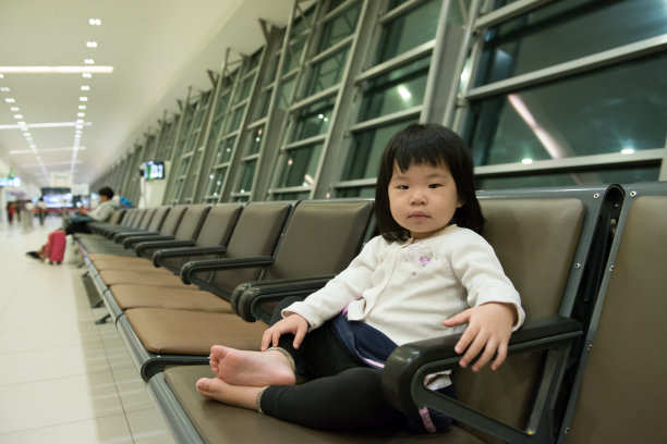 亚洲小孩在机场候机厅图片下载