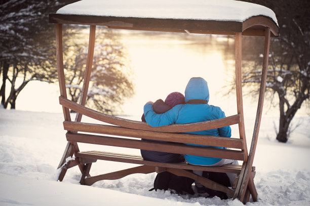 年轻幸福的夫妇在冬天图片下载
