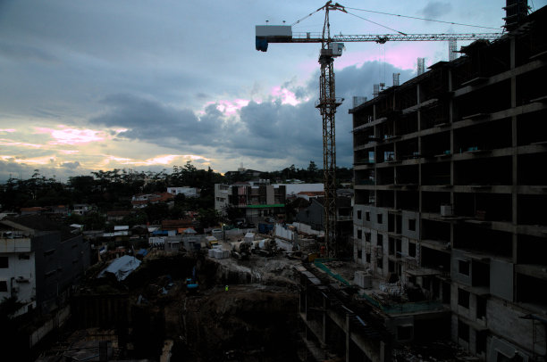 施工现场起重机图片下载