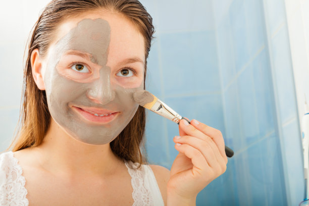 涂抹泥面膜的女人图片下载