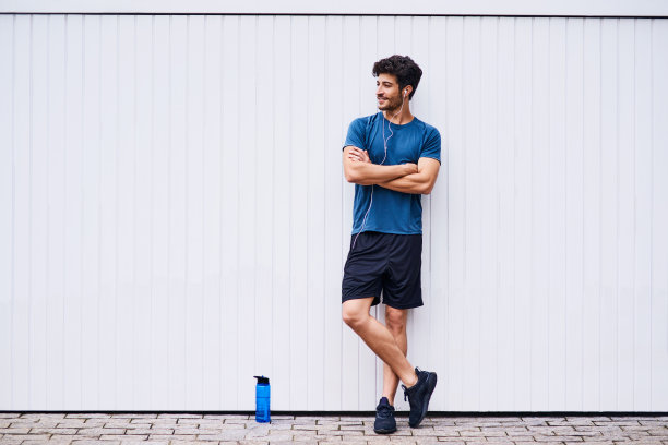 在他的健身之旅中保持一种清凉随意的感觉图片下载