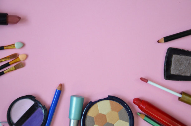 化妆包，刷上粉色背景的化妆品图片下载
