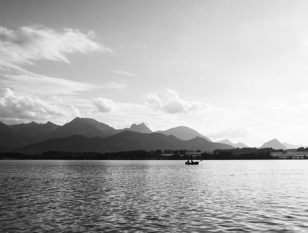 霍芬湖，黑白，两个渔民，霍芬，Ostallgäu, Allgäuer阿尔卑斯山，德国图片下载
