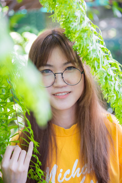 肖像亚洲泰国少年可爱可爱温柔的微笑在新鲜的自然。图片下载