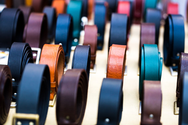 近距离的手工多色皮带在市场上出售，伦敦，英国图片下载