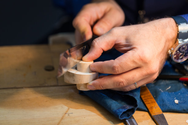 工匠雕刻的小提琴图片下载