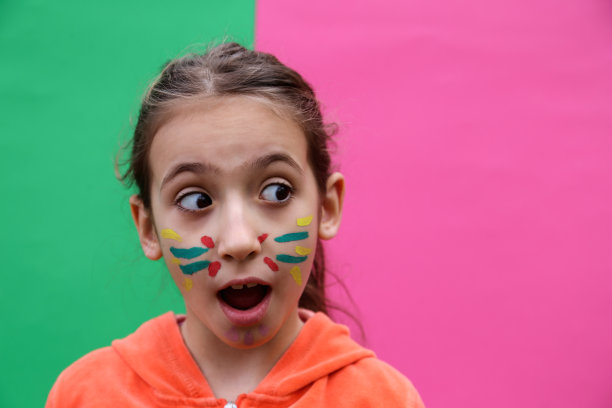 可爱的小女孩做鬼脸图片下载