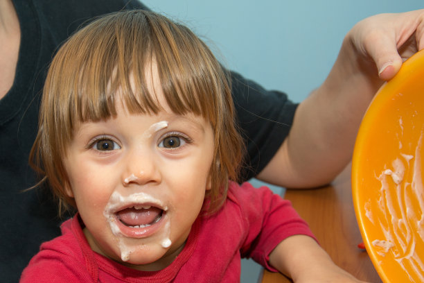 那男孩正在吃生奶油图片下载
