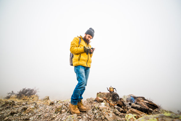山中男人的生命图片下载