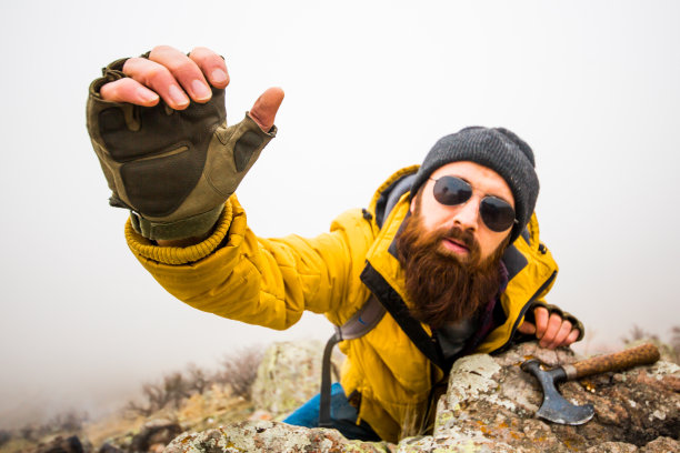 山中男人的生命图片下载