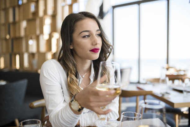 自信的女商人喝酒图片下载