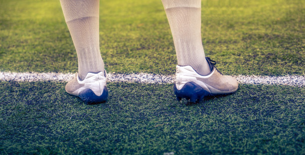 足球运动员穿着白袜子站在足球场上图片下载
