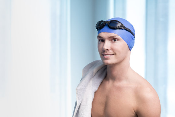 年轻男子戴游泳帽和护目镜复制空间图片下载