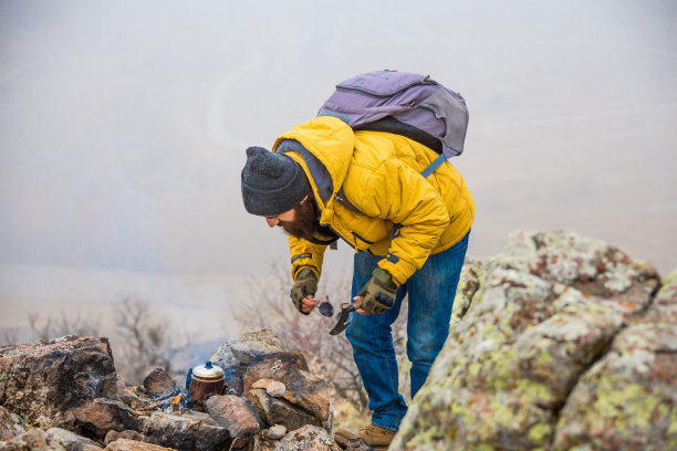 山中男人的生命图片下载