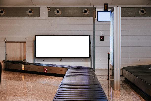 行李认领处的广告牌图片下载