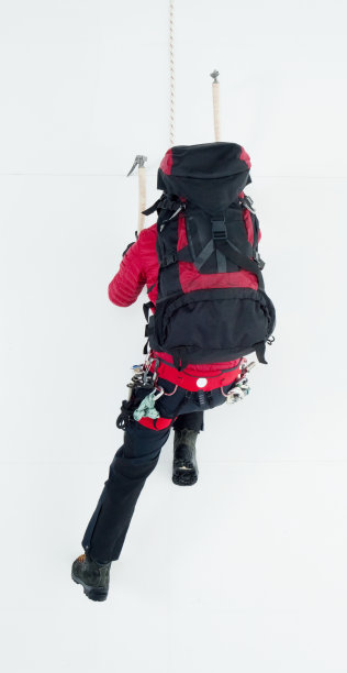 男性登山者背着背包图片下载