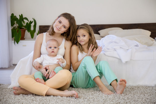 三个女孩早上在卧室里玩图片下载