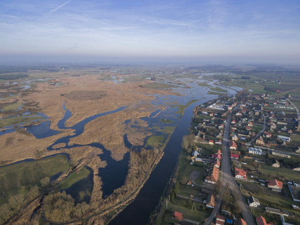 鸟瞰图的泰科辛市，纳鲁河和它的沼泽附近的泰科辛图片下载