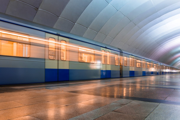 地铁列车进站了图片下载