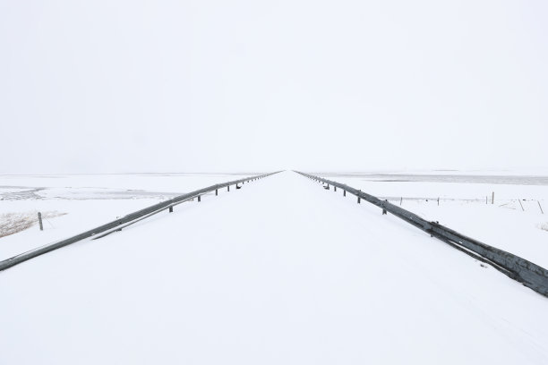 冬天有下雪的危险道路图片下载