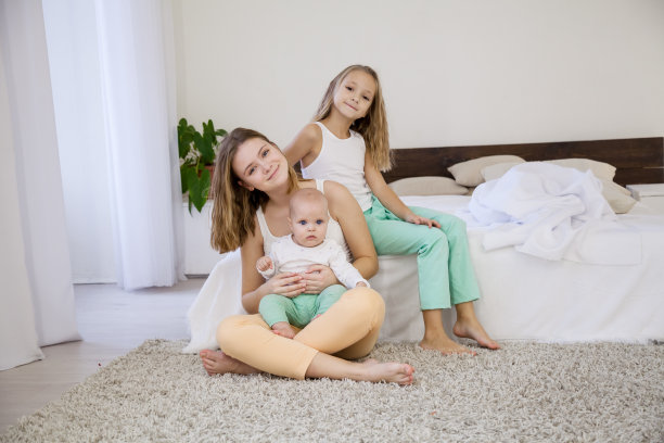 三个女孩早上在卧室里玩图片下载