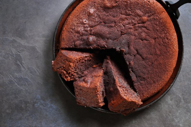 巧克力蛋糕。最好的巧克力蛋糕或布朗尼在铸铁锅。图片下载
