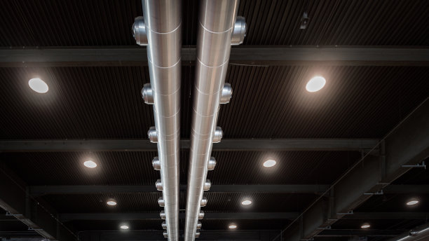 空调系统的现代工业建筑。图片下载