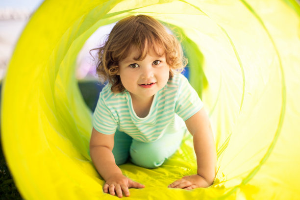 操场上的小女孩。图片下载