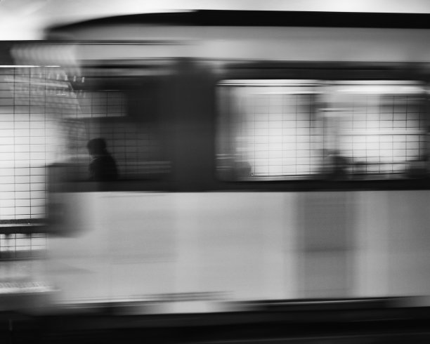 地铁车厢里的乘客看起来像鬼一样。图片下载