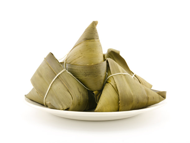 盘子里的传统粽子，白色背景素材图片