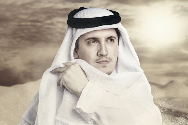 骄傲的戴着库非耶h的酋长在阳光下抵御沙漠风暴的肖像图片下载