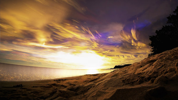 在美丽的海滩上，天空晴朗，乌云密布图片下载