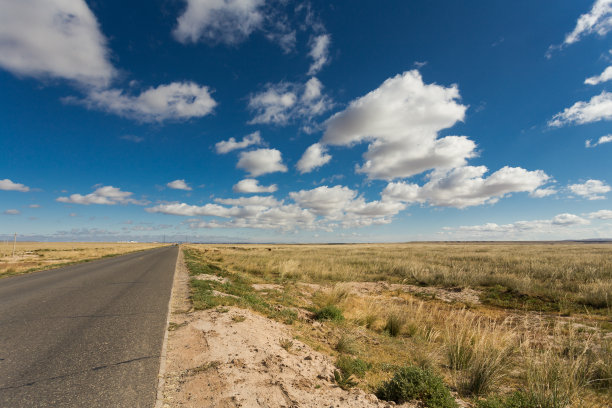 旷野上笔直的柏油路图片下载