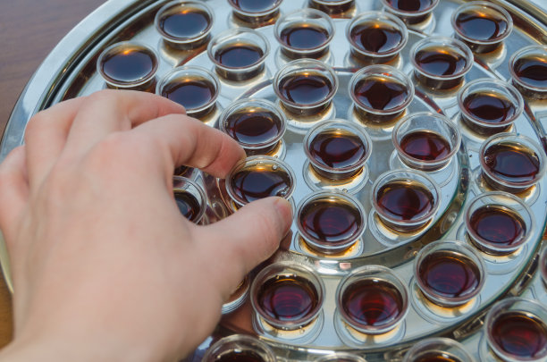 交流，手拿一碗酒，特写图片下载