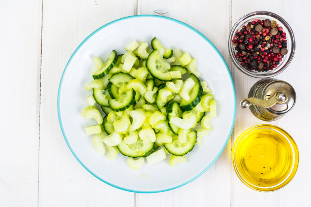 由芹菜、黄瓜和橄榄油组成的素食沙拉图片下载