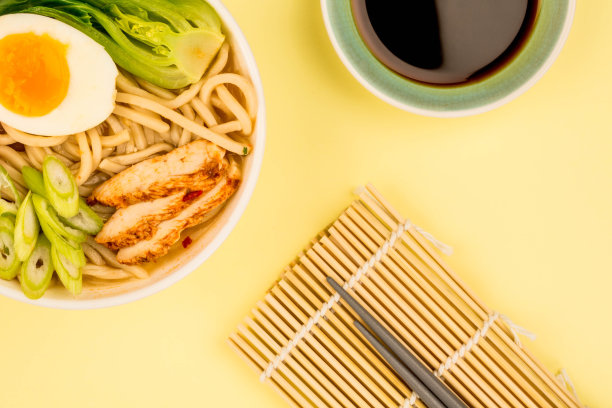 日式鸡肉乌冬面汤汁或汤图片下载