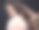 穿着粉红色裘皮大衣的时髦黑发女人。性感迷人的女孩与长健康的发型和闪光的晚妆，摆出孤立的黑色工作室背景。卷发的女士。图片下载