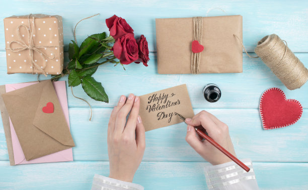 情人节的主题。俯视图的工作场所准备手工装饰。图片下载