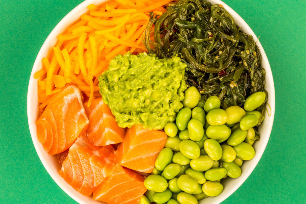 日式三文鱼生鱼片配毛豆和海带图片下载