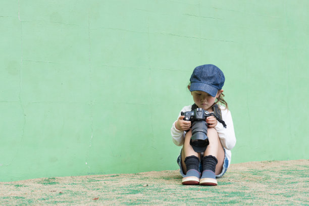 小女孩要拍照了图片下载