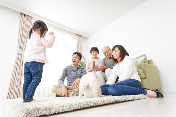 幸福的三代同堂的家庭图片下载