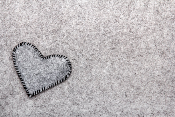 感觉心脏在一个灰色的背景，拷贝空间图片下载