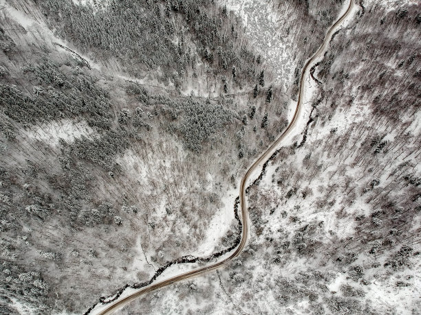 冬季公路鸟瞰图图片下载