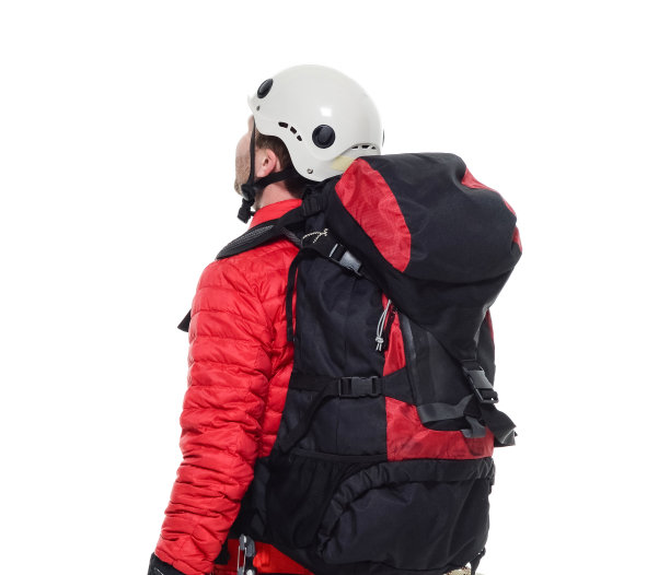 半裸的冰上攀爬者向上看图片下载