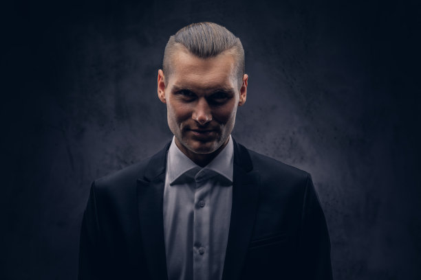 一个时髦帅气的白人男人。图片下载