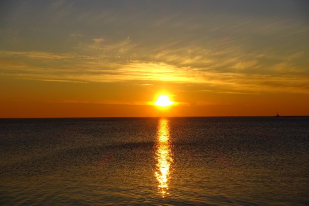 海面上的日落。图片下载