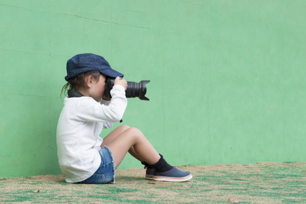 小女孩要拍照了图片下载